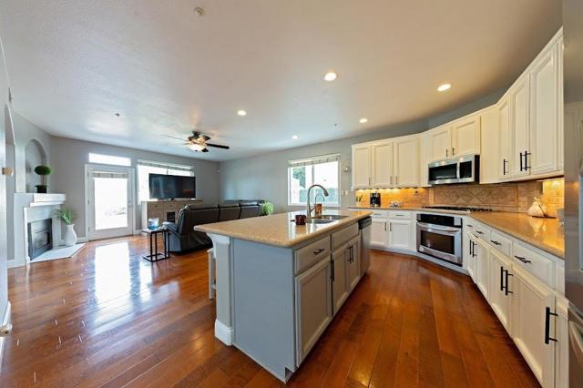 1018 Melville Street, Salinas CA: https://media.crmls.org/mediaz/72178e83-8b60-4325-a190-aa44a0f637ce.jpg
