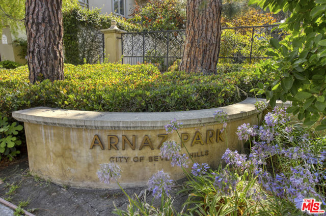 143 N Arnaz Drive, Beverly Hills CA: https://media.crmls.org/mediaz/7217a101-704b-40fa-ac02-0241b0d93540.jpg