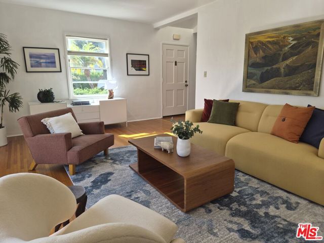 728 11th Street, Santa Monica CA: https://media.crmls.org/mediaz/721800e9-dcc4-451b-aba8-78ed8569d596.jpg
