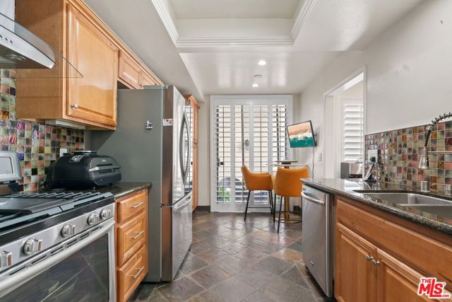 17130 Burbank Boulevard, Encino CA: https://media.crmls.org/mediaz/7218bbd3-96c3-44a3-a300-30d7b5bb2f4d.jpg