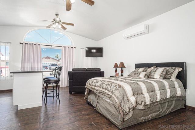 262 Flowerdale Ln, San Diego CA: https://media.crmls.org/mediaz/7218d948-7082-4687-8090-cec6e9f8fce6.jpg