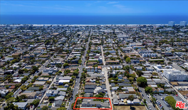745 E Sunset Avenue, Venice CA: https://media.crmls.org/mediaz/72192c12-2569-4553-bdb9-961a4ca8407b.jpg