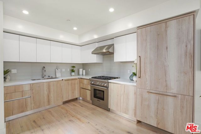 8210 Fountain Avenue, West Hollywood CA: https://media.crmls.org/mediaz/72193aa0-9f11-46bc-bdbe-c420506f097e.jpg