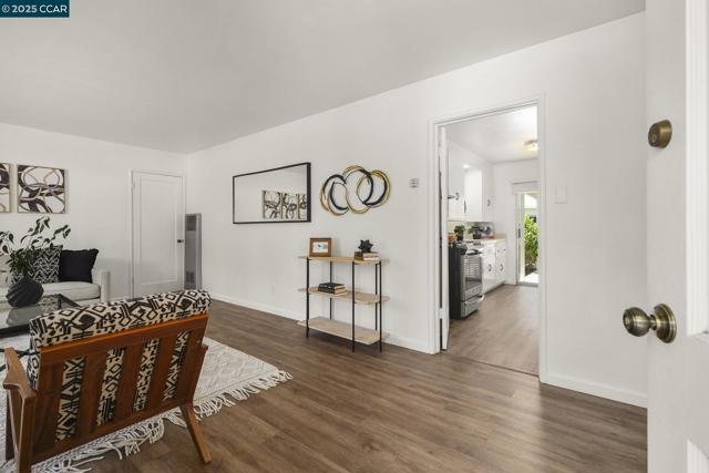 884 Juanita Dr, Lafayette CA: https://media.crmls.org/mediaz/721947e9-716d-4d18-8c39-bdb271691241.jpg