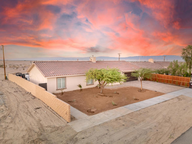 1492 N Marina Drive, Thermal CA: https://media.crmls.org/mediaz/72196399-8932-4441-ba42-9d276121a86d.jpg