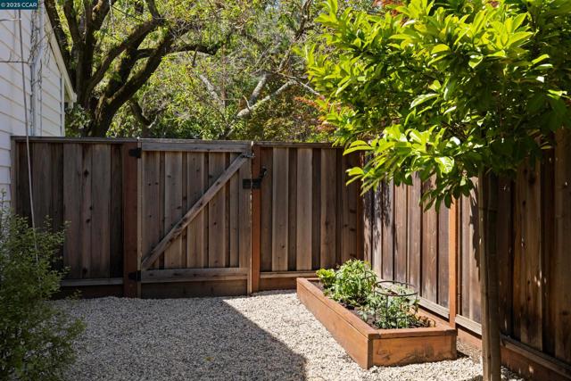 2716 W Newell Ave, Lafayette CA: https://media.crmls.org/mediaz/721a2a00-ebdd-4f9d-a64c-9269e645715b.jpg