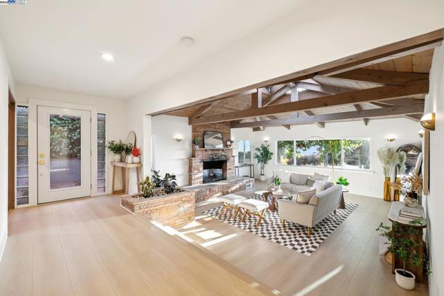 201 Amherst Ave, Kensington CA: https://media.crmls.org/mediaz/721a682e-9e51-47d9-a65c-cb4c8bbefb0b.jpg