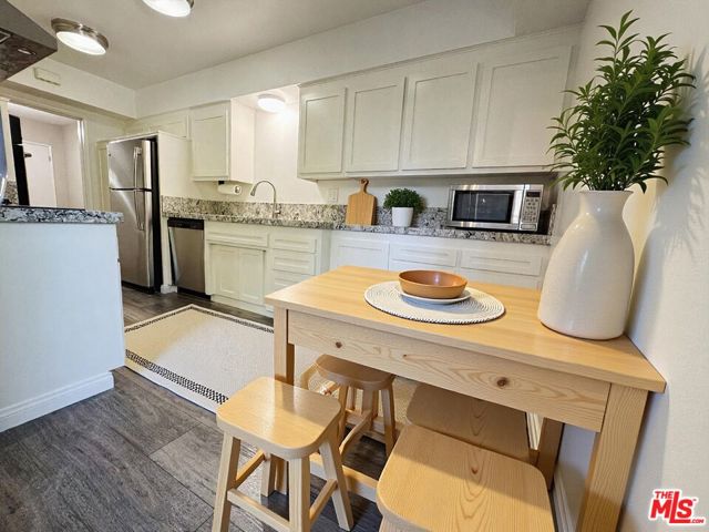 Drew Fenton | 289 S Barrington Avenue Los Angeles CA | MLS: 7450372 Drew Fenton | 289 S Barrington Avenue Los Angeles CA | MLS: 7450372
