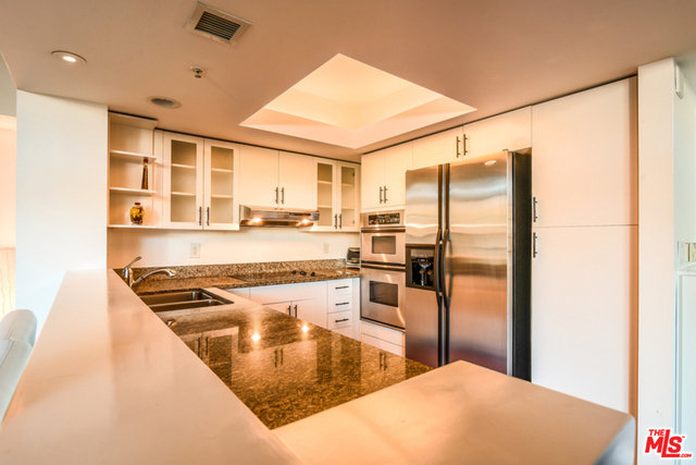 13700 MARINA POINTE Drive, Marina del Rey CA: https://media.crmls.org/mediaz/721b4097-865a-4f6b-8169-a5a4f9cb4295.jpg