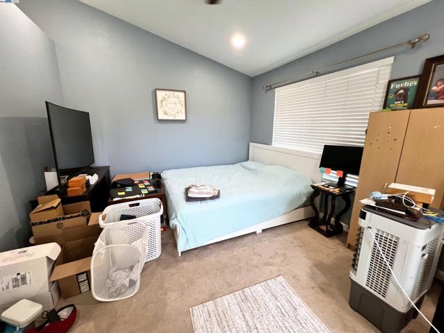 85 Phillips Ct, Tracy CA: https://media.crmls.org/mediaz/721b6096-3d1d-4284-a24c-43ec3d782eb6.jpg