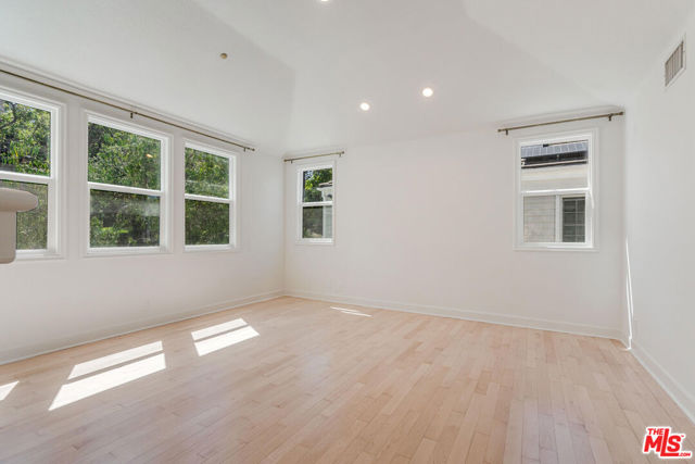 2370 Brookshire Lane, Los Angeles CA: https://media.crmls.org/mediaz/721b7ec5-0441-405d-a93b-c01dd7d5591d.jpg