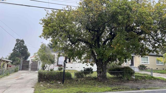 5152 Hilltop Dr, El Sobrante CA: https://media.crmls.org/mediaz/721c71ad-8840-4c40-b2c8-0201906d5930.jpg