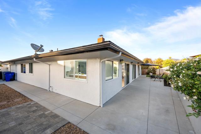 12195 San Tomas Pl, San Diego CA: https://media.crmls.org/mediaz/721cb77c-d58d-4536-b722-e154b9b4ba28.jpg