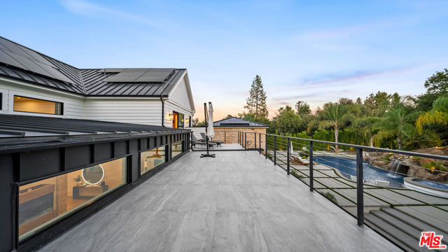 18762 Wells Drive, Tarzana CA: https://media.crmls.org/mediaz/721d7d3e-dadd-498a-822e-62c9002a0be1.jpg