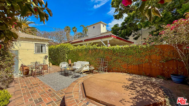 2403 Ocean Avenue, Venice CA: https://media.crmls.org/mediaz/721d924b-a41c-452d-acc3-119e1bbc25a7.jpg