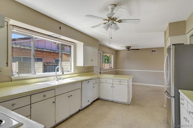 8838 La Jolla Scenic Dr N, La Jolla CA: https://media.crmls.org/mediaz/721de7a7-3a9e-488a-b76f-b41acc2e07e1.jpg