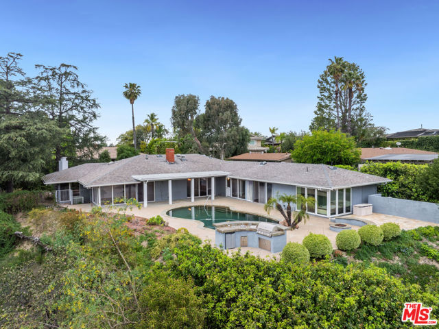 15901 High Knoll Road, Encino CA: https://media.crmls.org/mediaz/721efcc0-d877-4ad2-b098-e737c597aaf3.jpg