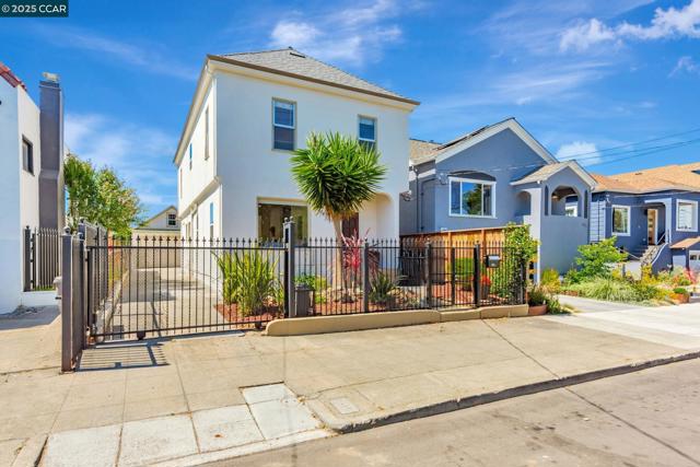 941 45Th St, Oakland CA: https://media.crmls.org/mediaz/721f3c71-5be0-47fb-ade4-66b001183f38.jpg