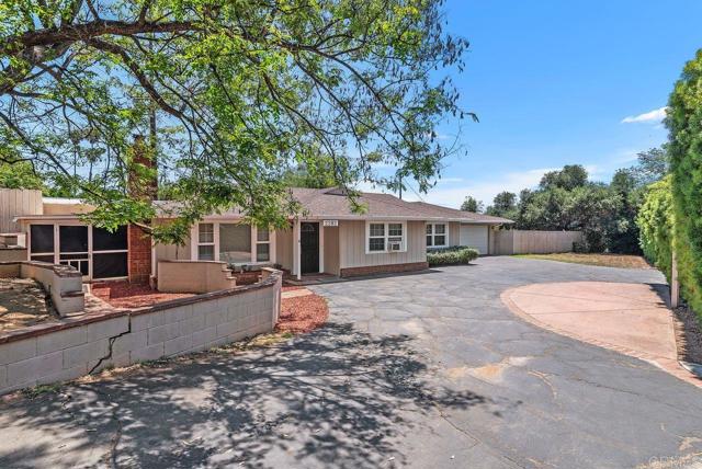 Detail Gallery Image 1 of 1 For 2282 Sunset Dr, Escondido,  CA 92025 - 4 Beds | 3 Baths