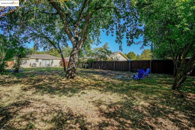 1400 San Carlos AVE, Concord CA: https://media.crmls.org/mediaz/721fda9a-a729-4400-94a6-4233e800a89b.jpg