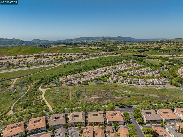 7774 Stoneleaf Rd, San Ramon CA: https://media.crmls.org/mediaz/7220ca8d-8a31-4dd0-9e70-5bd32210c5a5.jpg