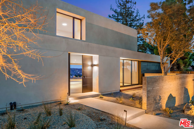 1448 STRADELLA Road, Los Angeles CA: https://media.crmls.org/mediaz/72213de1-a59b-41e3-81d8-d11626a3cadf.jpg