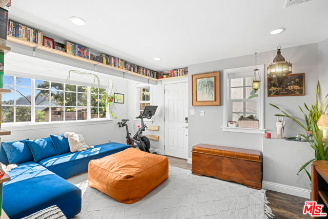 2321 Lake View Avenue, Los Angeles CA: https://media.crmls.org/mediaz/72221faa-a662-4e78-952c-635cca84ffcf.jpg