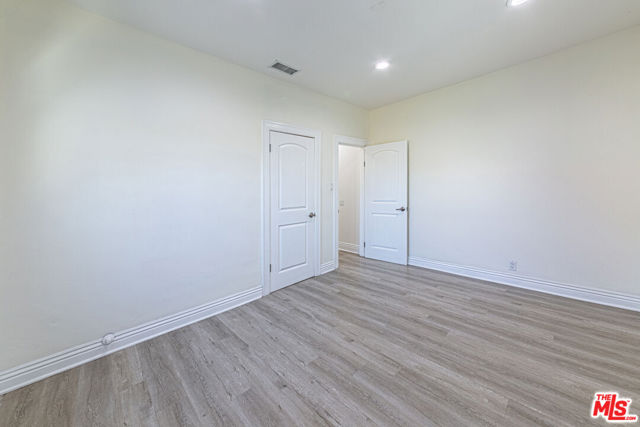 801 N Alexandria Avenue, Los Angeles CA: https://media.crmls.org/mediaz/72227a28-1bd0-435a-b0d2-8e24784fefac.jpg