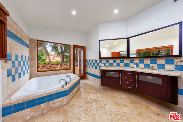 10734 Lindbrook Drive, Los Angeles CA: https://media.crmls.org/mediaz/7222cb60-4ebb-4655-9d69-847584b55c2c.jpg