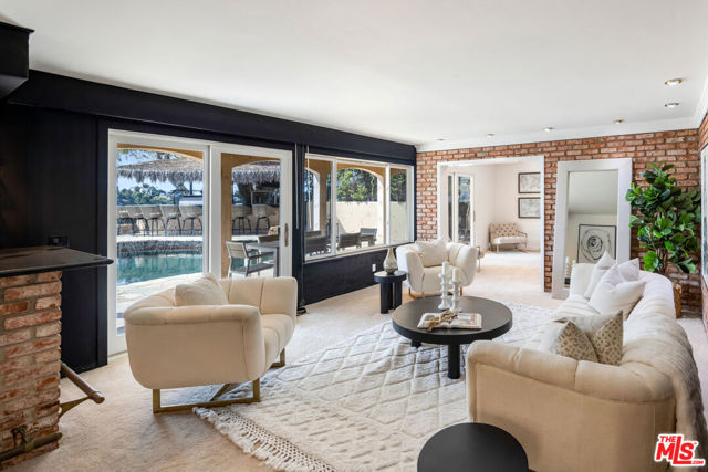 8000 Oceanus Drive, Los Angeles CA: https://media.crmls.org/mediaz/72245c16-56c0-42ef-97be-6c996a2fae89.jpg