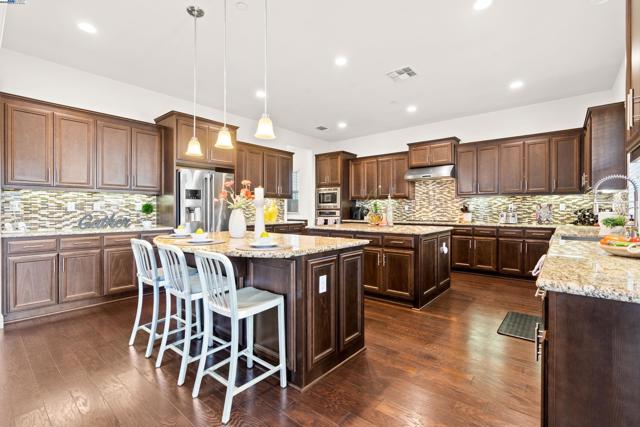 4440 Pine Mountain Way, Dublin CA: https://media.crmls.org/mediaz/72257ec9-6337-40af-8e64-ffe337b47f72.jpg