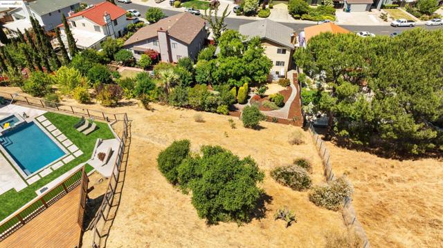 160 Manzanita Pl, Hercules CA: https://media.crmls.org/mediaz/72261106-13a0-4266-bb58-9fe40fc645cc.jpg
