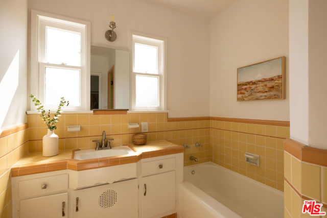 2426 W Avenue 30, Los Angeles CA: https://media.crmls.org/mediaz/7226a377-833b-4bd0-b659-13ab2faa31f5.jpg