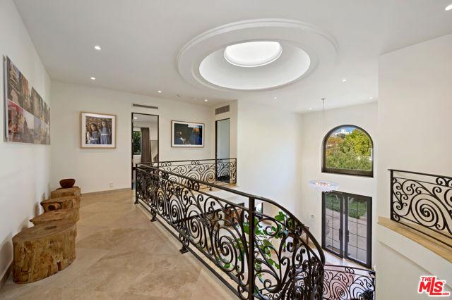 623 N ALTA Drive, Beverly Hills CA: https://media.crmls.org/mediaz/72275460-6676-4559-a984-656866efabdd.jpg