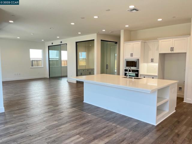 16121 Poulson Ct, Lathrop CA: https://media.crmls.org/mediaz/72277b03-480b-4412-aa4d-13495217a0c4.jpg