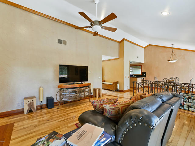 606 Calle Mirador, Oak Park CA: https://media.crmls.org/mediaz/722837ba-4f15-4ae3-8aa3-7b954373aed2.jpg