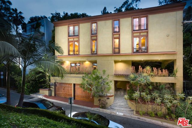 10023 Westwanda Drive, Beverly Hills CA: https://media.crmls.org/mediaz/722882c0-5671-4b9e-ab59-e7faa0dfb996.jpg