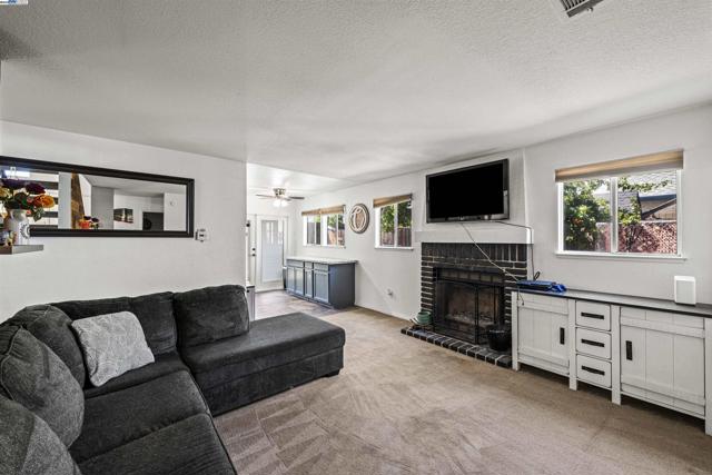 1860 Concannon Dr, Oakley CA: https://media.crmls.org/mediaz/7228a2a0-4f4a-4ccc-83f1-6e6196c98007.jpg