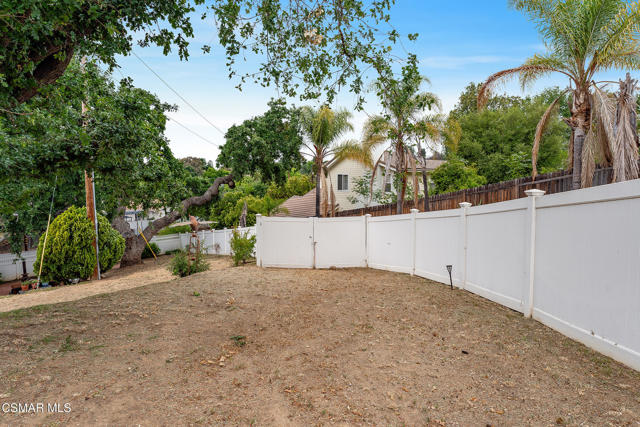 566 Rancho Road, Thousand Oaks CA: https://media.crmls.org/mediaz/722953bf-3206-46dc-adae-be9699b18873.jpg
