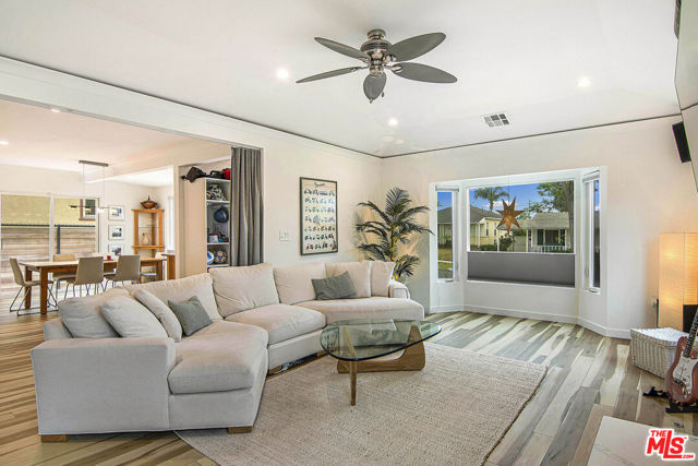 441 W Ellis Avenue, Inglewood CA: https://media.crmls.org/mediaz/7229591a-1840-4d6c-9945-ece099eef0ef.jpg