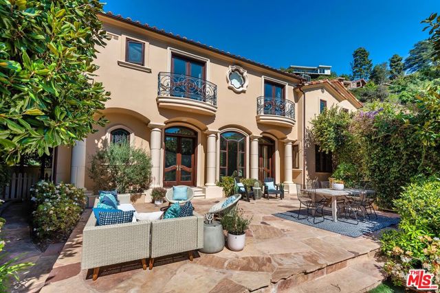1549 Lindacrest Drive, Beverly Hills CA: https://media.crmls.org/mediaz/722a5b73-63a1-465e-8185-a84b4a1a5793.jpg