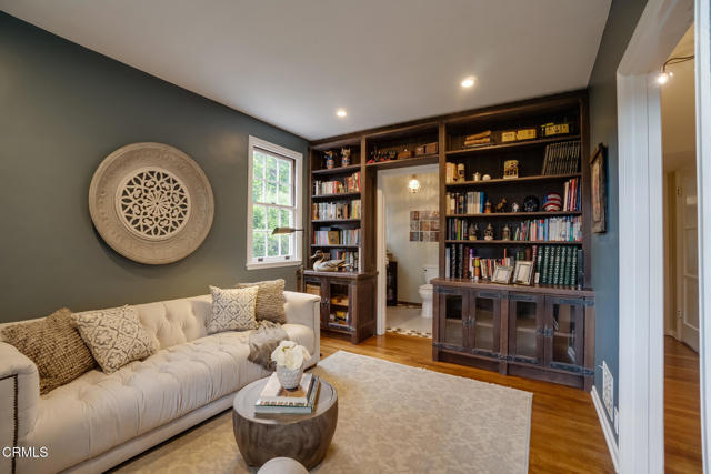 584 Rosemont Avenue, Pasadena CA: https://media.crmls.org/mediaz/722a7dfd-a6c5-436f-91a3-3d3795410e9c.jpg