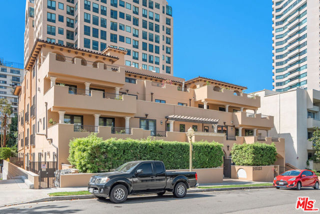 10523 Ashton Avenue, Los Angeles CA: https://media.crmls.org/mediaz/722ab25a-4c85-4221-8dd6-f5f7298d45ad.jpg