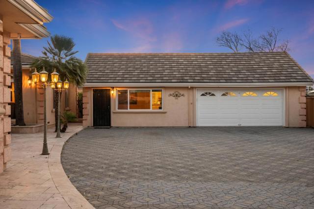 1181 Virginia Avenue, Campbell CA: https://media.crmls.org/mediaz/722afb42-47f6-4fe5-a26f-d314f8f886fb.jpg