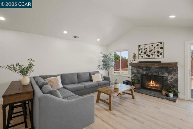 118 Cottonwood Ct, Hercules CA: https://media.crmls.org/mediaz/722c0d0c-bc73-444b-b3c9-554c5f986f6f.jpg