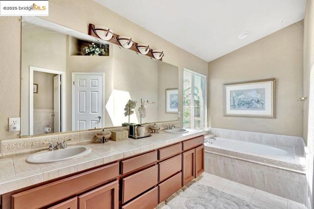 1281 Sea Vista Dr, Brentwood CA: https://media.crmls.org/mediaz/722ca213-895c-492c-9f34-d2380320bcdb.jpg