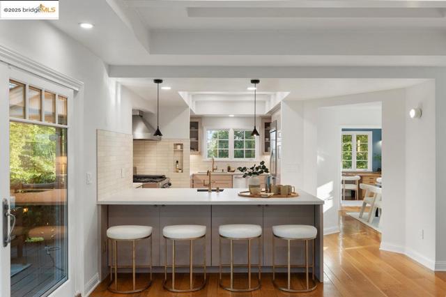 6452 Ascot Dr, Oakland CA: https://media.crmls.org/mediaz/722d19a7-98c9-43a6-9d85-11dd54c7b19e.jpg