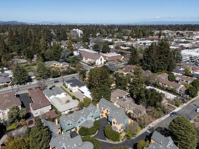 988 Menlo Avenue, Menlo Park CA: https://media.crmls.org/mediaz/722d2e56-9cb5-49d5-ae3a-a79b9988c802.jpg
