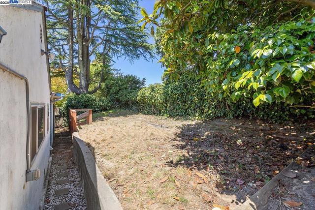 543 Grizzly Peak Blvd, Berkeley CA: https://media.crmls.org/mediaz/722d46e4-6073-4aa3-8c07-937a338058da.jpg