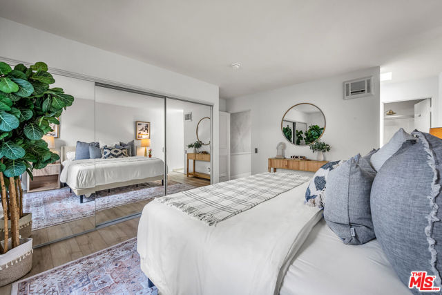 833 Ocean Avenue, Santa Monica CA: https://media.crmls.org/mediaz/722d74d0-e662-4c77-b4a3-0c07cf5ef13c.jpg